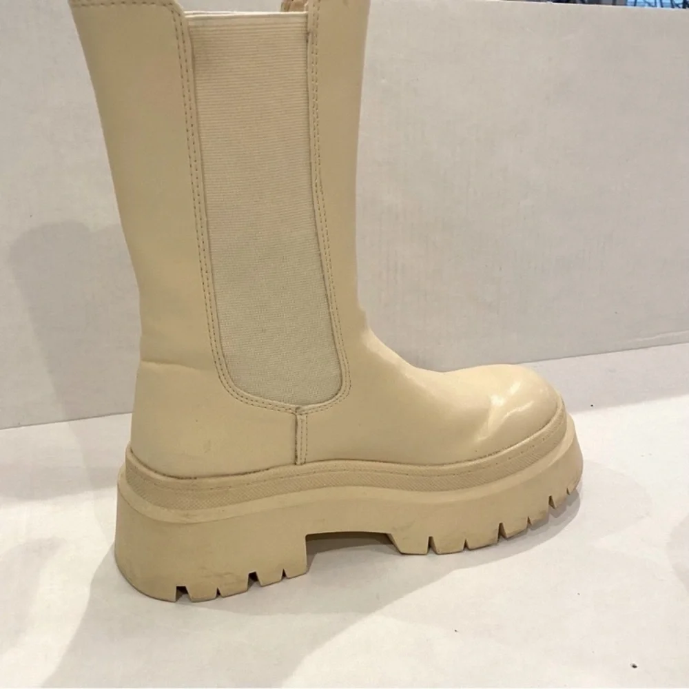 Pull&Bear cream vinyl Chelsea style pull on platform rubber rain boot size 36